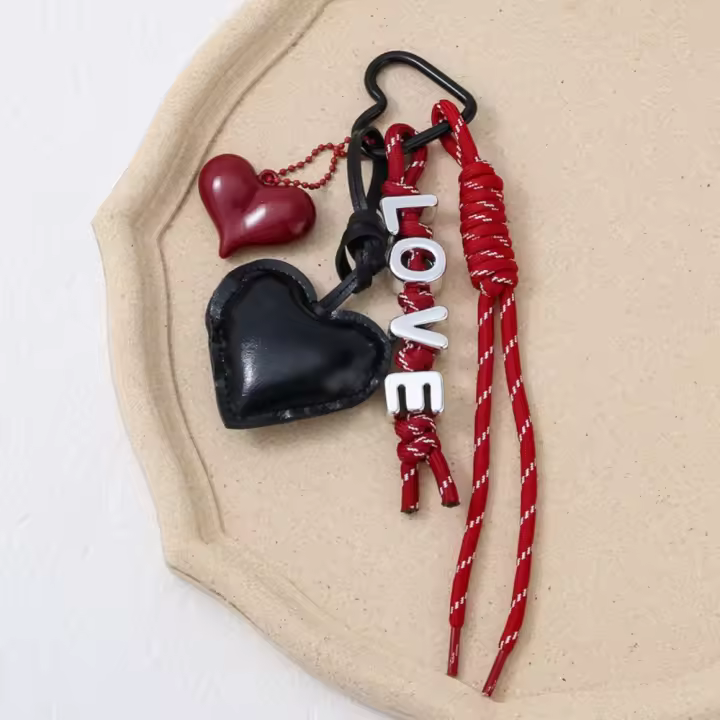 LLavero de cuerda de cuero con forma de corazón de PU, llaveros de coche de cuerda trenzada hechos a mano con letras inglesas, colgante de bolsa de cuerda de amor antipérdida de estilo coreano - 1