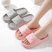 Chanclas de verano para mujer, sandalias de playa con diseño de oso de dibujos animados, chanclas para hombre con suela gruesa, zapatos antideslizantes para baño interior, sandalias para parejas - details 0
