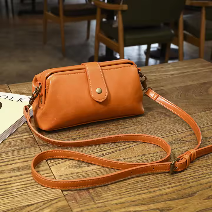 Mini bolso pequeño con clip para mujer, nuevo bolso simple y moderno para teléfono móvil con correa de hombro tipo doctor para mujer - 1