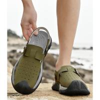 Verano dos usan zapatillas de playa, sandalias deportivas al aire libre y zapatos de montañismo. - details 25