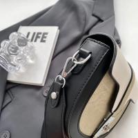 Elegante bolso de sillín bicolor para mujer - Colección elegante de primavera, lujo ligero, diseño de media luna con correa negra ajustable y cierre de cremallera, para llevar al hombro o cruzado, bolso - details 0