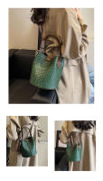 Bolso de mano de mujer nuevo de primavera y otoño de nicho de moda 2025, bolso de hombro versátil de moda, bolso de cubo tejido. - details 11