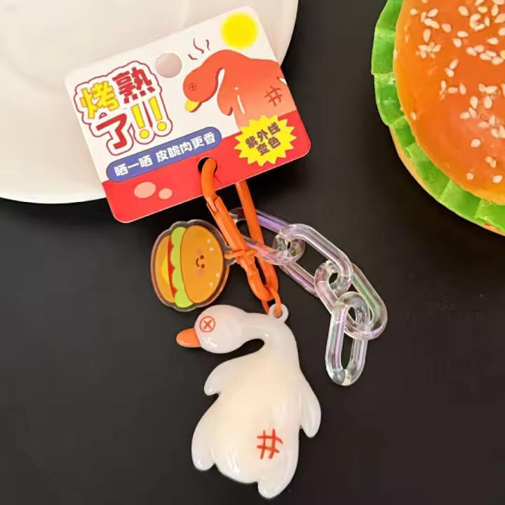 Colgante de pato con cambio de Color UV, llavero creativo y divertido de pato asado, llavero único de PVC con pollo asado, decoración para mochila - 1