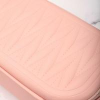 Neceser de viaje moderno de piel sintética, bolso bandolera cuadrado portátil, diseño acolchado con correa, organizador de artículos de tocador impermeable - details 5