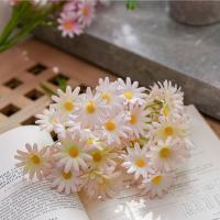 Flores artificiales de crisantemo de lujo, ramas de flores de margaritas realistas de plástico, elegantes flores falsas hechas a mano, decoración para sala de estar - details 10