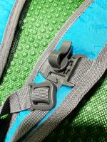 Mochila de gran capacidad 18L Multiusos para senderismo, escalada en montaña, ciclismo todo terreno - Correa ajustable, red para casco incluida, múltiples compartimentos para organización, diseño transpirable con correa de pecho ajustable, incluye silbato - details 15