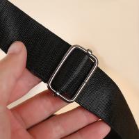 Bolso de hombro para hombre: tela Oxford deportiva, correa ajustable, accesorio informal para viajes diarios y al aire libre, negro con logotipo rojo, bolsa de viaje segura | Bolso con detalle de logotipo | Bolso de hombro duradero, bolso cruzado - details 5