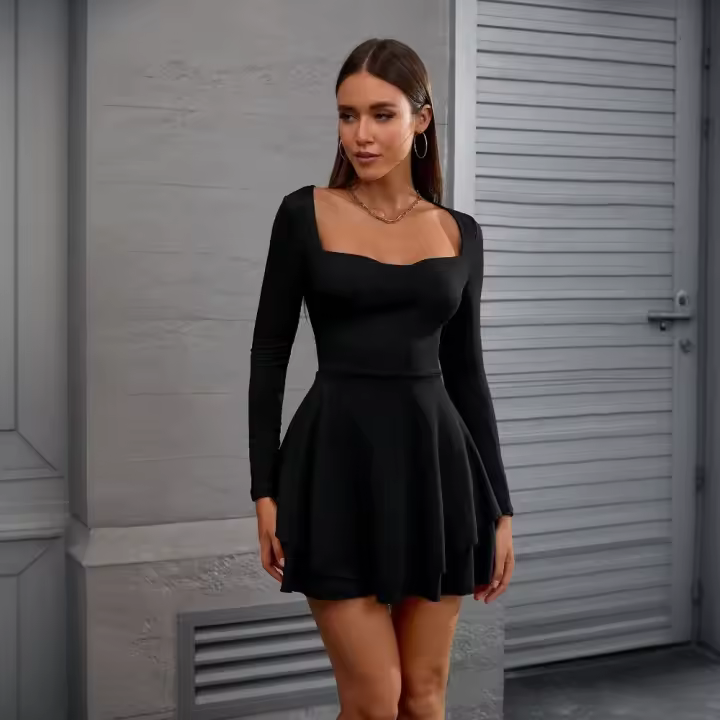 El vestido de mujer se cierra y muestra una falda corta de cuello cuadrado delgado - 1