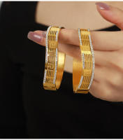 Nuevo Diseño Creative de Rayas simples y Hueco Exquisito tendencia pulsera de Diamante de Agua de Línea de Maple inoxidable sin desvanecarse - details 1