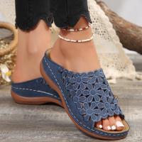 Sandalias cómodas florales elegantes para mujer – Diseño de cuña elegante con corte hueco Diapositivas versátiles para uso informal y de playa - details 2