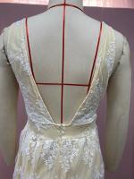 2025 nuevo vestido de novia de encaje sin mangas sexy y con cuello en V - details 14