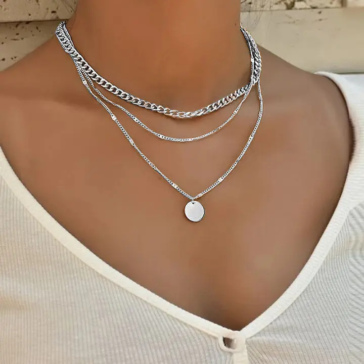Collar bohemio con múltiples capas de puntos de vidrio y cadena de monedas. - 1