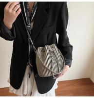 Bolso minimalista de cubo para mujer Cierre con cordón, bolso de mano elegante para uso diario y formal Accesorio de moda en tonos beige, negro, gris, khaki, rosa Finalización texturada - details 20