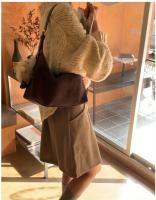 Bolso bandolera retro de gamuza para mujer de la colección europea - Bolso de hombro ajustable color café con cierre de cremallera, bolso minimalista para ir al trabajo, bolso bandolera informal, bolso de diseño europeo, acabado de textura suave - details 15