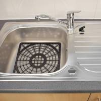 Alfombrilla ajustable para secado de platos, Protector de plástico suave para fregadero de cocina, 2 piezas, 29x29cm, color gris - details 1