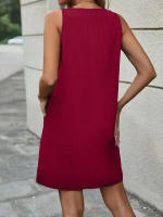 Vestido casual de verano con cuello redondo, sin mangas, textura gofre y botones decorativos. - details 9