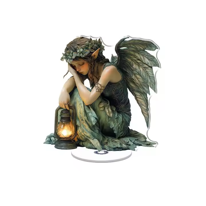 La pantalla acrílica giratoria presenta un elfo sereno con alas en un vestido verde sosteniendo una linterna rodeada de colores ricos y vibrantes y detalles intrincados. - 1