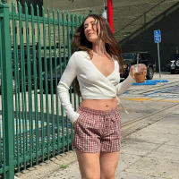 Pantalones cortos básicos cómodos e informales sueltos con botones de cintura elástica tejidos a rayas de verano para mujer - details 48