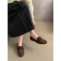Un zapato sencillo retro de estilo francés con punta redonda para mujer con suela plana y gorros. - details 4
