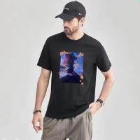 Camiseta de algodón de corte holgado, talla grande, cuello redondo, manga corta y estampado para hombre. - details 1