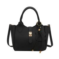 Bolso de mano elegante con forma de cubo cruzado inclinado, bolso de mano con colgante de cachorro para mujer, bolso de hombro de cuero de PU de alta gama con patrón de lichi, primavera y verano - details 20