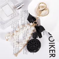 Llavero Elegante De Botella De Perfume Para Mujeres Y Niñas Con Nudo De Perla Falsa Y Llavero De Bolso Lindo Creativo Regalo Blanco - details 5