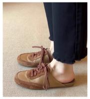 Zapatillas Baotou con cordones y bloques de color para mujer con pantalones planos y semizapatillas de estilo athleisure. - details 2