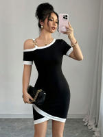 Vestido intelectual de mujer con cuello inclinado y falda corta con tirantes individuales - details 1