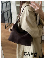 Bolso bandolera retro de gamuza para mujer de la colección europea - Bolso de hombro ajustable color café con cierre de cremallera, bolso minimalista para ir al trabajo, bolso bandolera informal, bolso de diseño europeo, acabado de textura suave - details 21