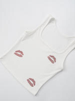 Sanhu Lianjiang Conjunto de pantalones cortos con chaleco y tirantes de diamantes de imitación rojos sin mangas con cuello en U para mujer - details 16