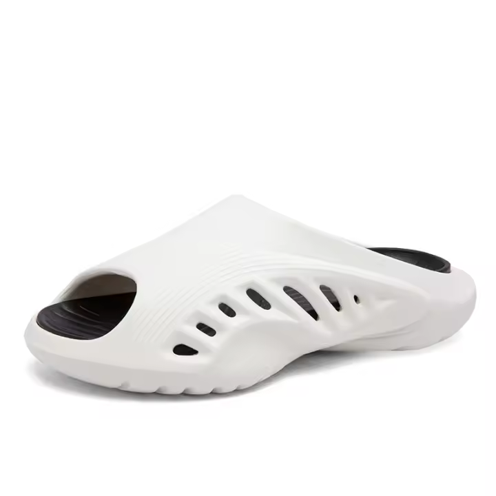 2025 paso en la sensación de mierda agujero zapatos de los hombres de verano antideslizante y desodorante desgaste exterior nueva bolsa de playa de suela gruesa cabeza media zapatillas hombres - 1
