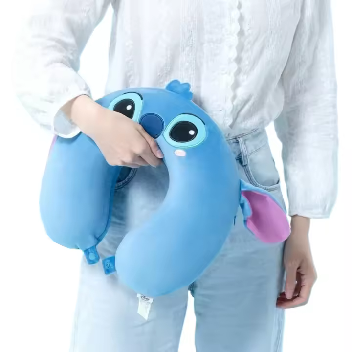 1pc MINISO Almohada de Cuello de Espuma Viscoelástica Stitch - Cojín de Viaje de Poliuretano Suave para Avión, Camping, Jóvenes y Adultos - Sin Plumas, Libre de Electricidad, Ideal para Regalos de Fiesta de Cumpleaños, Almohada de Cuello de Viaje - 1