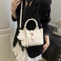 Bolso de mano elegante con forma de cubo cruzado inclinado, bolso de mano con colgante de cachorro para mujer, bolso de hombro de cuero de PU de alta gama con patrón de lichi, primavera y verano - details 28