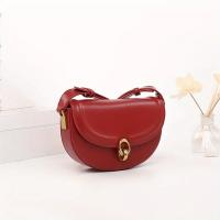 Bolso de sillín de moda para mujer, bolso de hombro tipo mensajero de color sólido de moda 2024 con correa ajustable, resistente a la decoloración, forro de poliéster, cierre de cierre de beso, pintura de borde acolchado - negro/rojo - details 7