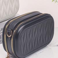 Neceser de viaje moderno de piel sintética, bolso bandolera cuadrado portátil, diseño acolchado con correa, organizador de artículos de tocador impermeable - details 18