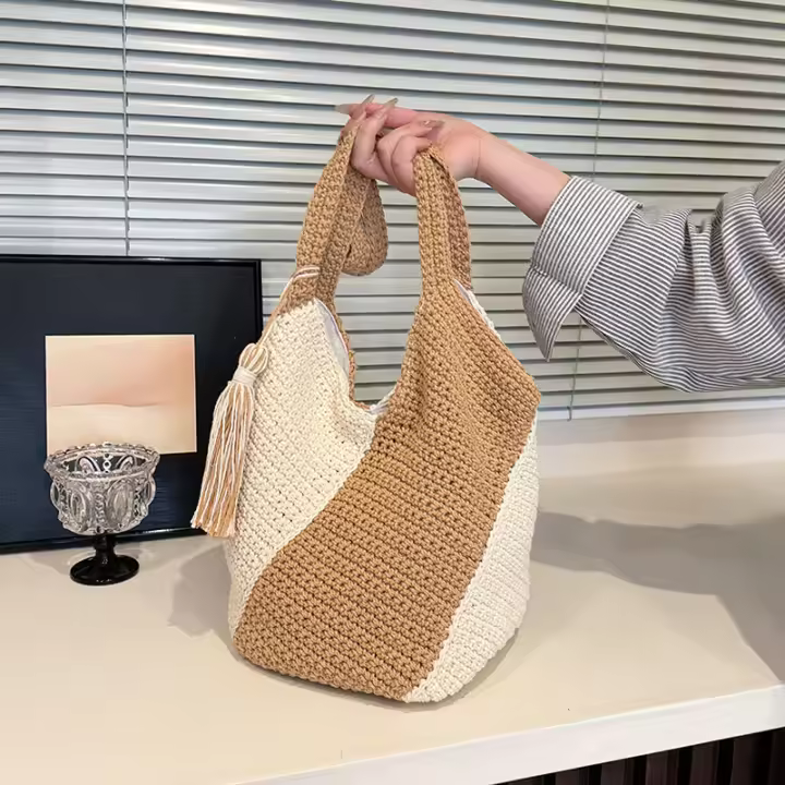 Bolso tejido de gran capacidad para mujer primavera y verano nuevo bolso de hombro de color en contraste bolso de playa versátil para vacaciones en la playa - 1