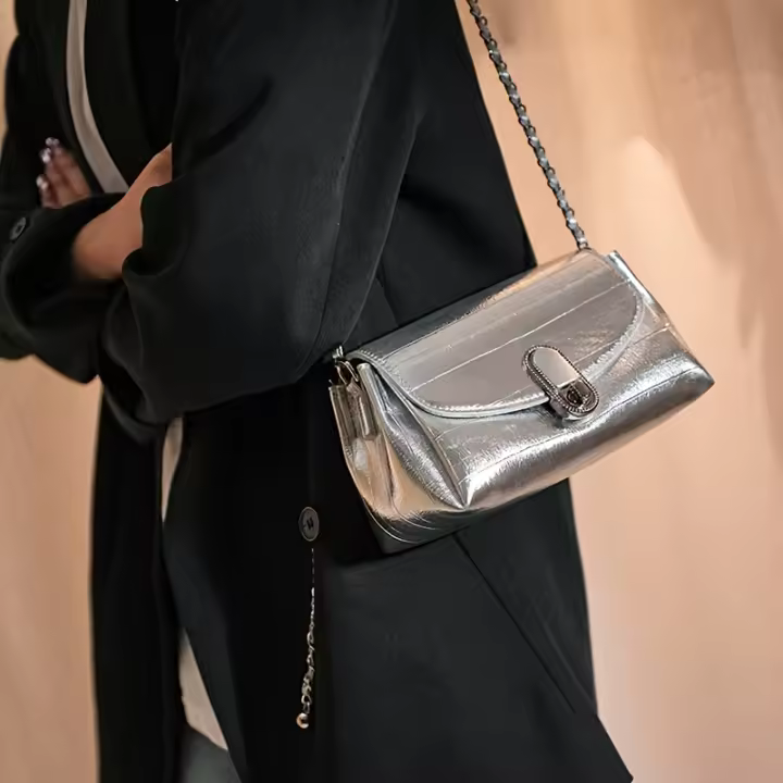Elegante Bolso de Plata Correa de Cadena Chic, Cierre de Cerradura, Forro de Poliéster, Bolso Versátil para Mujeres Accesorio de Estilo - 1