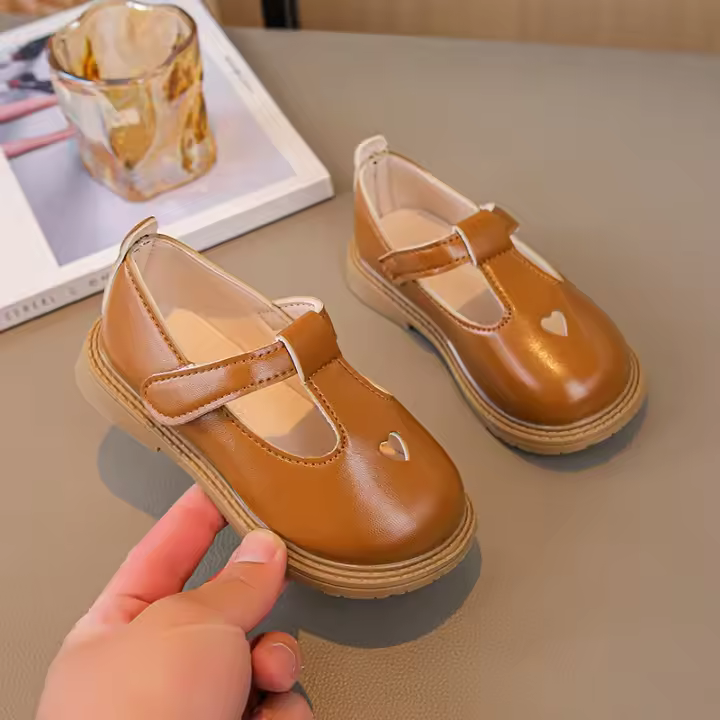 Zapatos de cuero de princesa para niñas, zapatos planos con correa en T, calados con corazón, bonitos y suaves, primavera y otoño, 2024 - 1