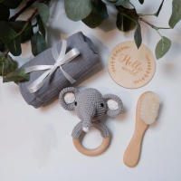 Caja de regalo para recién nacido, Toalla de baño de algodón para bebé, mantas para envolver, cepillo de lana para el pelo, juguete de ganchillo hecho a mano, tarjeta de felicitación, 4 piezas por juego - details 3