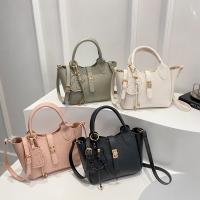 Bolso de mano elegante con forma de cubo cruzado inclinado, bolso de mano con colgante de cachorro para mujer, bolso de hombro de cuero de PU de alta gama con patrón de lichi, primavera y verano - details 18