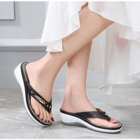 Zapatillas de mujer, novedad de verano, zapatos deslizantes con botones de Metal a la moda, sandalias de playa con cuña, chanclas de ocio con plataforma exterior para mujer - details 4