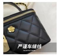 Bolso pequeño Popular de este año para mujer, novedad de verano 2025, bolso de mano acolchado con cadena, bolso de hombro tipo bandolera con caja versátil - details 7