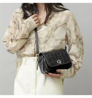 Elegante bolso cruzado negro de cuero genuino para mujer con patrón de cocodrilo, correa desmontable y cierre de cremallera - Bolso de hombro compacto para uso diario, bolso de viaje seguro |   Accesorio Elegante |   Bolso de cuero genuino, bolso cruzado - details 3