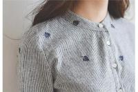 Camisa de mujer de manga larga adelgazante con cuello levantado a rayas frescas de estilo coreano bordado de hojas - details 8