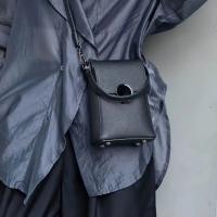 Bolso Cruzado de Cuero Genuino para Mujer Mini Monedero Elegante, Cierre con Snap, Versátil para Uso Diario y Formal, en Negro/Blanco - details 3