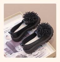Zapatos de cuero informales para niñas, zapatos planos sin cordones para niños, mocasines de fiesta negros para la escuela, primavera y otoño, bola peluda bonita, 2025 - details 6