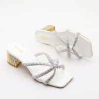 Sandalias de tacón con tira fina y strass - details 7