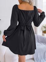 El vestido de cuello cuadrado intelectual de la mujer se cierra y muestra una falda corta delgada. - details 2