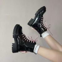 Nuevo lanzamiento de botas de moto de suela gruesa para mujer, botines decorativos informales a la moda en forma de corazón para mujer en otoño - details 4
