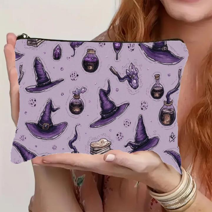 Bolsa de cosméticos con estampado de sombrero de bruja y poción morados, bolsa de maquillaje con cierre de cremallera, organizador de maquillaje ligero, duradero y plegable, bolsa de aseo de viaje, regalo para mujeres, familiares y amigos, bolsa temática